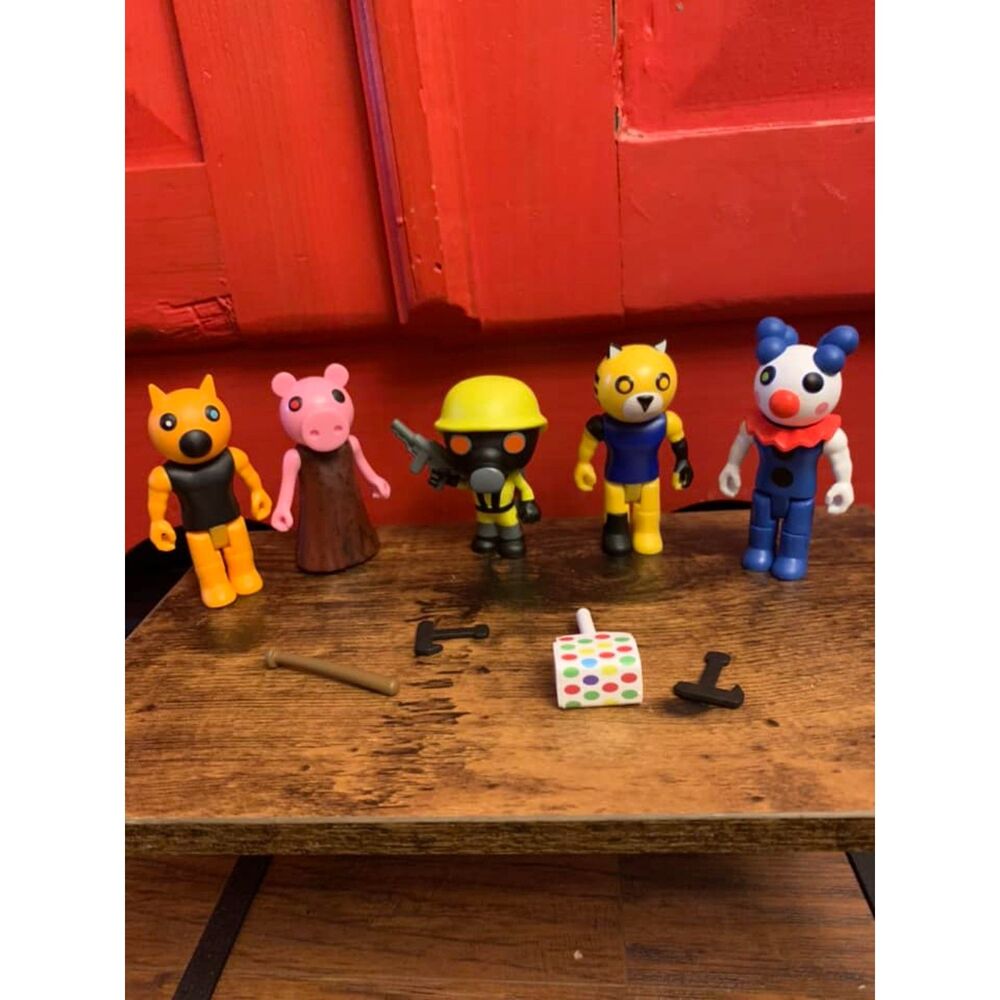 Minecraft Piggy 5 Characters Foxy Clowny Torcher Tigry Weapons Video Game EUC